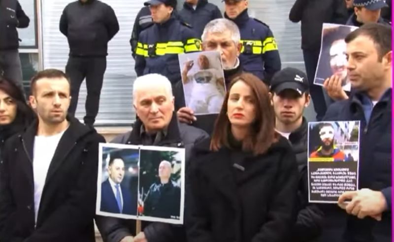 ოზურგეთში, სამმართველოსთან "ერთიანობა ნაციონალური მოძრაობის" წევრებმა ნაწამები ადამიანების ფოტოები მიიტანეს