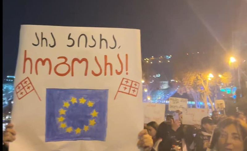 პროტესტმა შედეგი გამოიღო - პოლიციის მიერ დატყვევებული გენერატორი რუსთაველის გამზირზე შეიტანეს