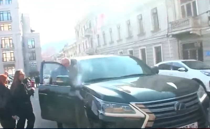 კობახიძესთან შესახვედრად დღეს პრორუსი ბიზნესმენი თამაზ გაიაშვილიც მივიდა, თუმცა მედიის კითხვებს გაექცა