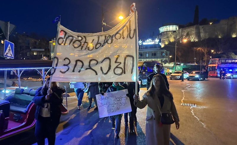 "ჩვენი მისიაა, მშობლებმა მალე შეძლონ სამშობლოში დაბრუნება" - ემიგრანტების შვილების აქცია