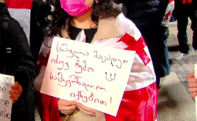 “სწავლა მაცადეთ, ისევ ჩემი სამკურნალო იქნებით“ - ვაკის პარკთან მომავალი ექიმები აქციას მართავენ