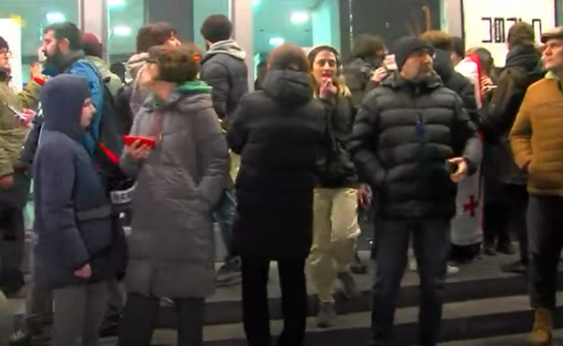 "ვითხოვთ დღის ეთერს" - საზმაუსთან ისევ აქციაა