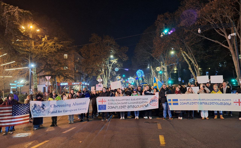 "საქართველოს მომავალი ევროპაშია, რუსეთში დაბრუნება არ გვინდა" - ახალგაზრდები მარშით პარლამენტთან მივიდნენ