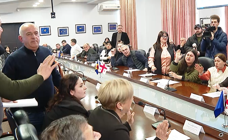ხმაური და დაპირისპირება ზუგდიდის საკრებულოში - "ოცნება" აქციებზე ნაცემი და ნაწამები ადამიანების ფოტოებმა გააღიზიანა
