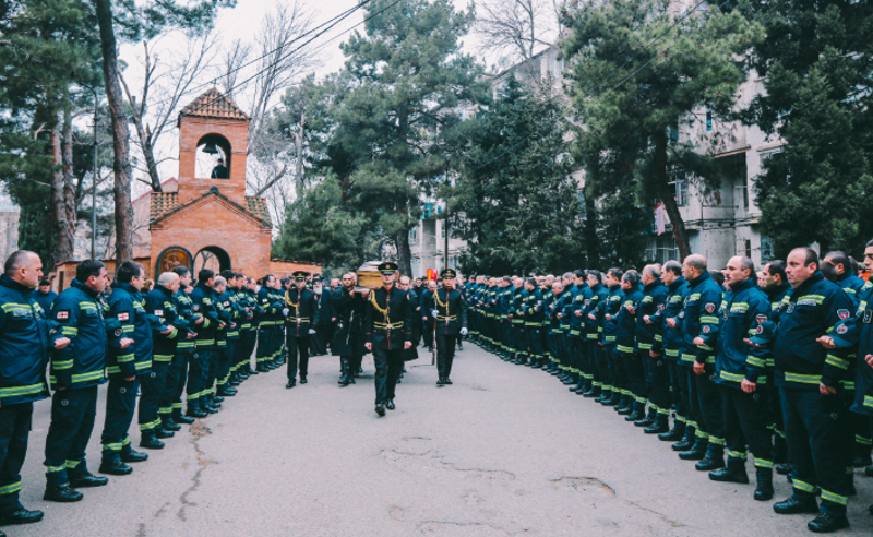 სამსახურებრივი მოვალეობის შესრულების დროს გარდაცვლილი მეხანძრე-მაშველი საპატიო ყარაულის თანხლებით დაკრძალეს