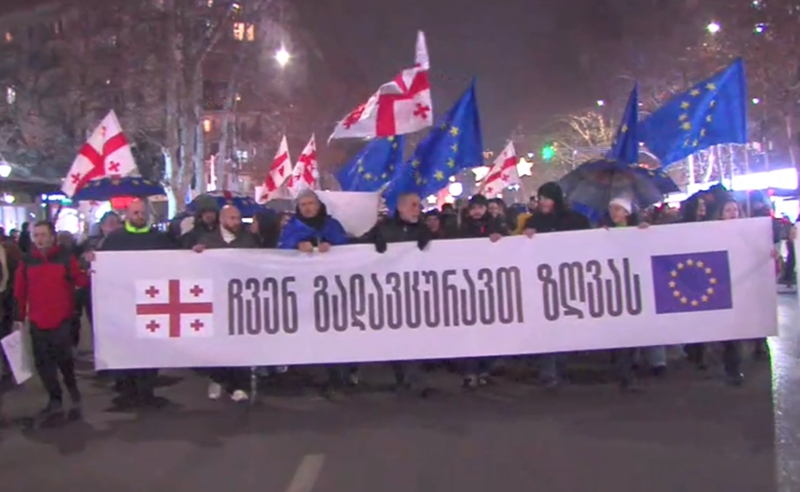 "ივანიშვილი და მისი ბოკვერები ხელს უშლიან ჩვენი ქვეყნის თავისუფლებას" - თბილისში ბათუმელების მარში მიმდინარეობს