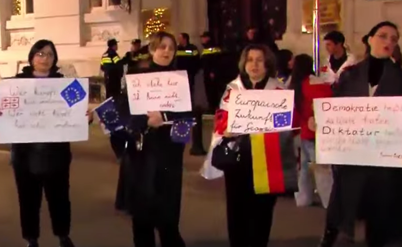 პროტესტის 29-ე დღე ბათუმში - ზღვისპირა ქალაქში უამრავი ადამიანი ქვეყნის ევროპული მომავლისთვის ისევ ქუჩაში დგას 