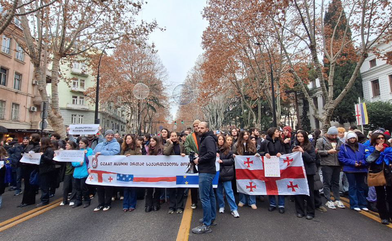 ამერიკული აკადემიის კურსდამთავრებულებს თსუ-ს სტუდენტები შეუერთდნენ - ახალგაზრდები მარშით თამარ მეფის ხიდისკენ მიდიან 
