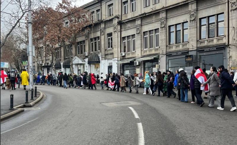 ერთობის ჯაჭვში ჩართული მოქალაქეები გალაქტიონის ხიდიდან მსვლელობით პარლამენტისკენ მიდიან
