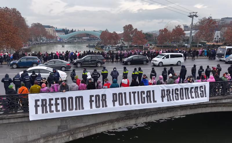ერთობის ჯაჭვი საქართველოსთვის - მეტეხის ხიდი მებრძოლი მოქალაქეებით არის გადავსებული