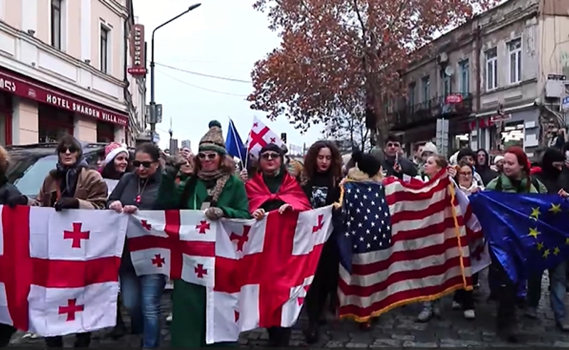 მშვიდობის ხიდზე მყოფი ადამიანები ერთობის ჯაჭვით პარლამენტისკენ დაიძრნენ 