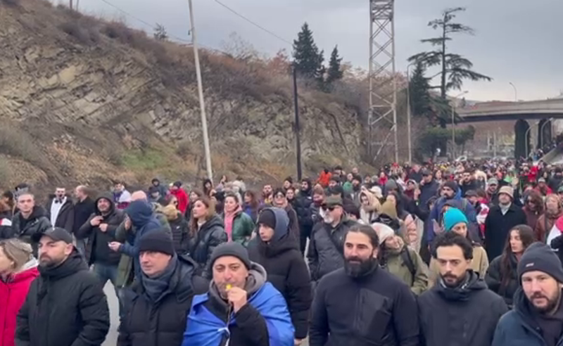 მოქალაქეები ცოცხალი ჯაჭვით ვახუშტის ხიდიდან გმირთა მოედნისკენ მიემართებიან