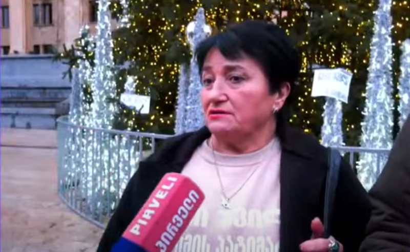 "ჩემს შვილს რა უნდა ციხეში, 24 საათი მუშაობდა" - თორნიკე გოშაძის დედა რუსთაველზეა 