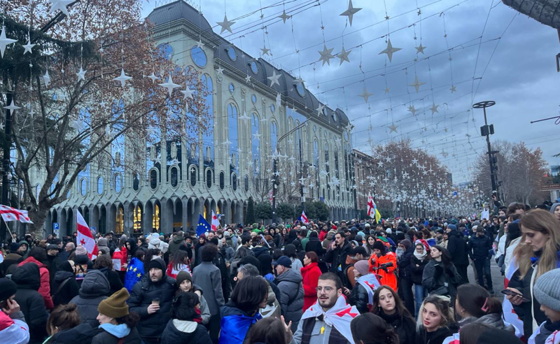 ბარათაშვილის ხიდიდან მოქალაქეებმა პარლამენტთან გადაინაცვლეს
