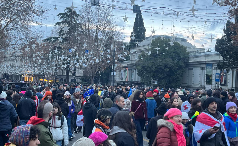 გალაკტიონის ხიდიდან ცოცხალი ჯაჭვის მონაწილეებმა პარლამენტთან გადაინაცვლეს