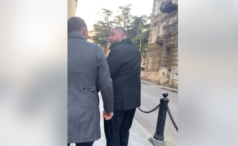 მოქალაქემ ლაშა ტალახაძეს ჭკუათხელი და ტლუ უწოდა