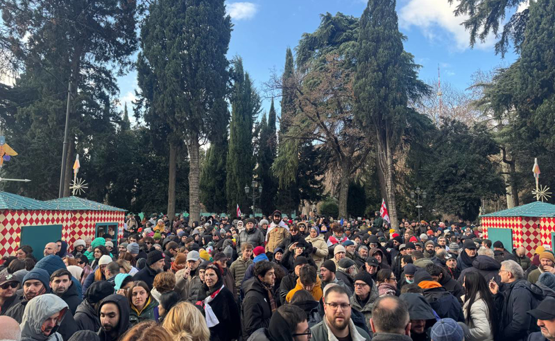 Vətəndaşlar Orbeliani sarayının yaxınlığında toplaşır