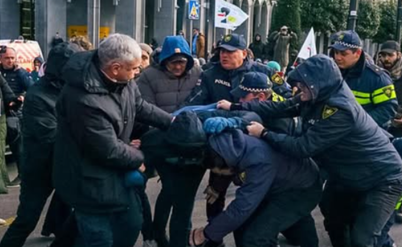 თმებით თრევა და ცემა - პოლიციამ რუსთაველის გამზირზე მომიტინგეები ძალის გამოყენებით დააკავა