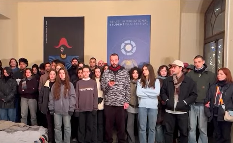 "ვითხოვთ რექტორის გადადგომას" - თეატრალური უნივერსიტეტი ისევ პროტესტის ეპიცენტრია