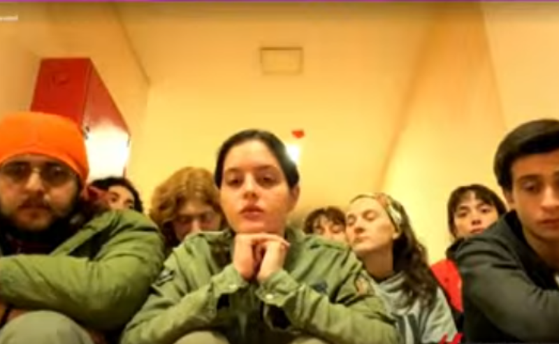 თეატრალურ უნივერსიტეტში სტუდენტები ღამეს ათევენ - ახალგაზრდები რექტორის გადადგომას მოითხოვენ