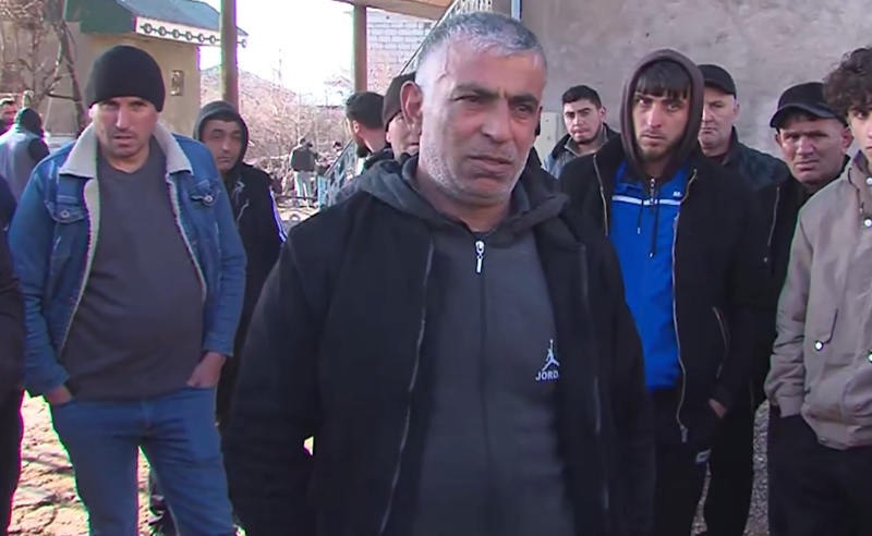 “ჩემი შვილი მიწაზე ეგდო და ყურადღებას არავინ აქცევდა“ - ელჩინ ბითანოვის მამა ექიმებს და პოლიციას გულგრილობაში ადანაშაულებს