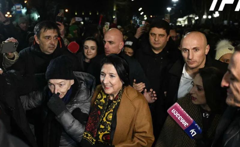 პრეზიდენტი ზურაბიშვილი 2025 წლის დადგომას რუსთაველზე ხალხთან ერთად, "მრავალჟამიერის" ფონზე შეხვდა