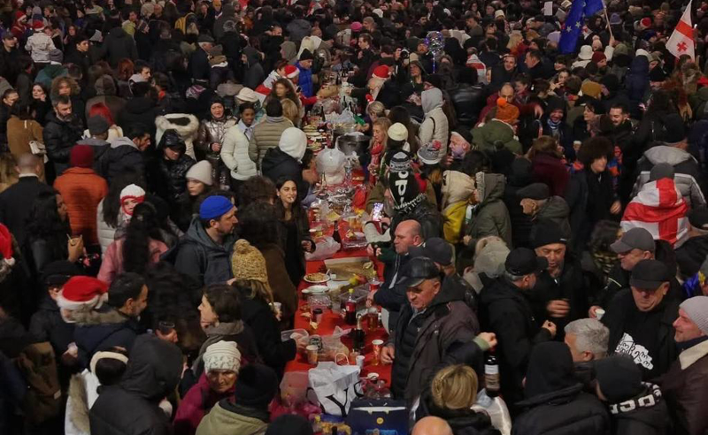 აქციის მონაწილეებმა რუსთაველის გამზირზე სუფრა გაშალეს