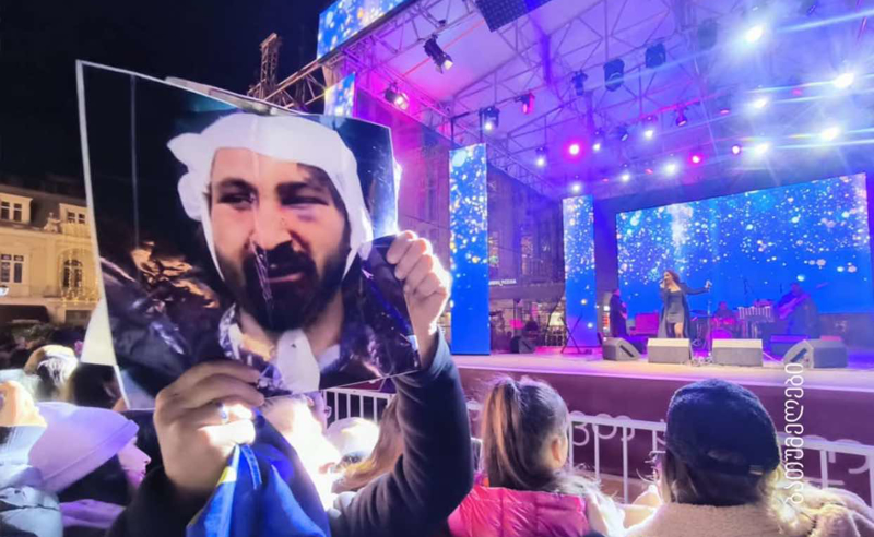 „სირცხვილია“ - ნუცა ბუზალაძის კონცერტს ბათუმში აქციის მონაწილეები პროტესტით შეხვდნენ