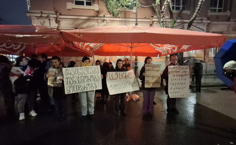 "არ დავიღლებით" - უამინდობის მიუხედავად, ბათუმში საპროტესტო აქცია იმართება 