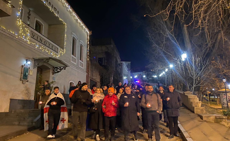 შობის საპროტესტო ღამე - სამების საკათედრო ტაძრიდან მოქალაქეებმა მსვლელობა დაიწყეს 
