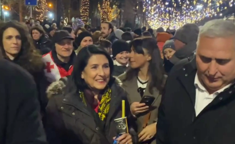 "ეს არის ადგილი, რომელიც მოგვიტანს გამარჯვებას" - პრეზიდენტი სალომე ზურაბიშვილი რუსთაველზე მივიდა