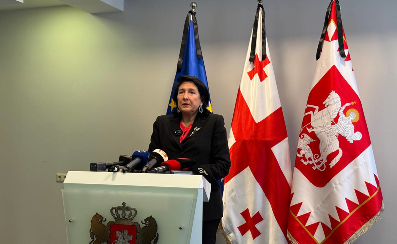 პრეზიდენტი ზურაბიშვილი საბერიოში ხანძრის შედეგად დაღუპულთა ოჯახებს უსამძიმრებს