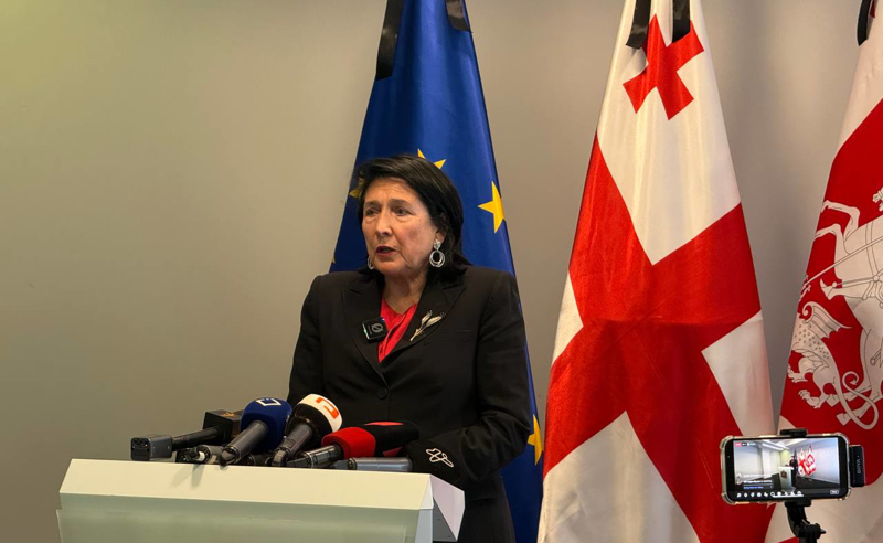 ძველი სტატუსით ახალ მისამართზე - პრეზიდენტმა ოლიგარქის რეჟიმთან ბრძოლა ახლა უკვე ჭოველიძის ქუჩიდან დაუანონსა