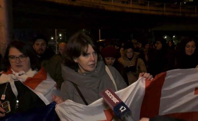 მდუმარე მარში საზოგადოებრივი მაუწყებლიდან - მოქალაქეები პარლამენტისკენ მიემართებიან