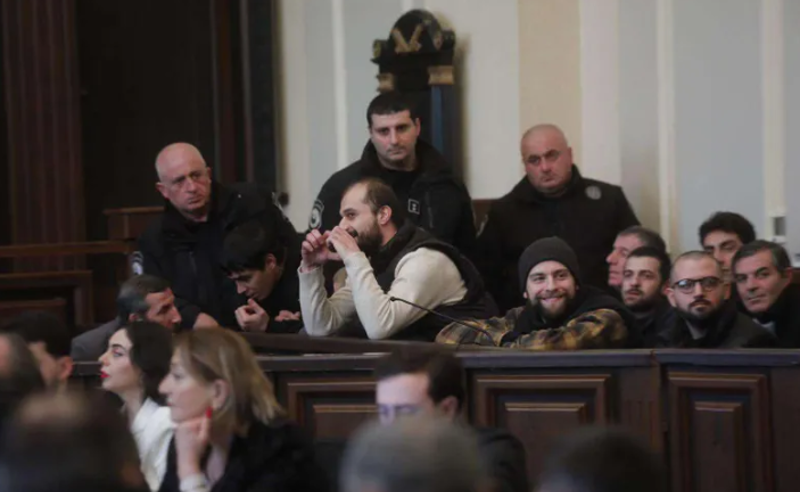"მონებო, რუსებო" - სინდისის პატიმრების ციხეში ჩატოვებას სასამართლოში შეკრებილების პროტესტი მოჰყვა 