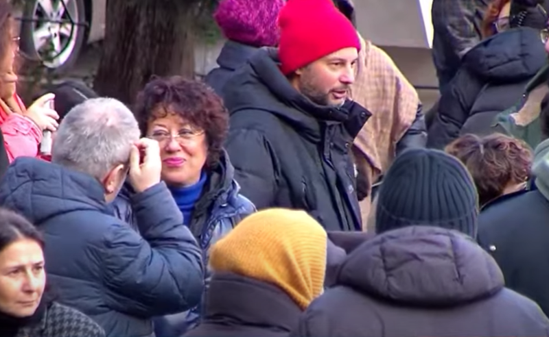 "თავისუფლება სინდისის პატიმრებს" - საქალაქო სასამართლოს ეზო დღეს ხალხით გადაივსო