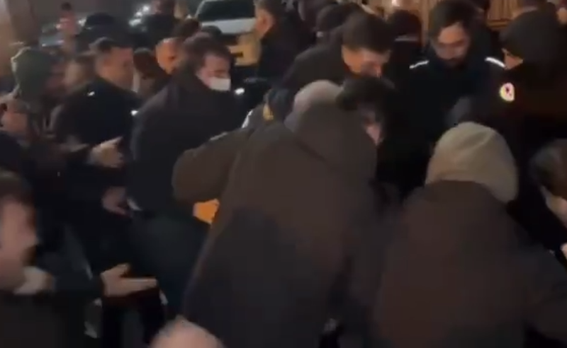 პოლიცია მოქმედებაზე გადავიდა - ბათუმში 10-მდე პირი დააკავეს