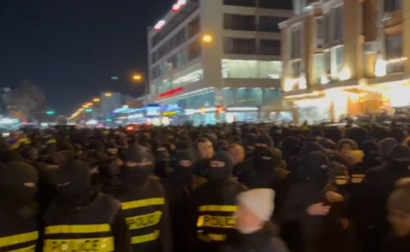 პოლიციის კორდონის დახმარებით, მოსამართლეები რესტორან “ბაბილოს“ ტოვებენ