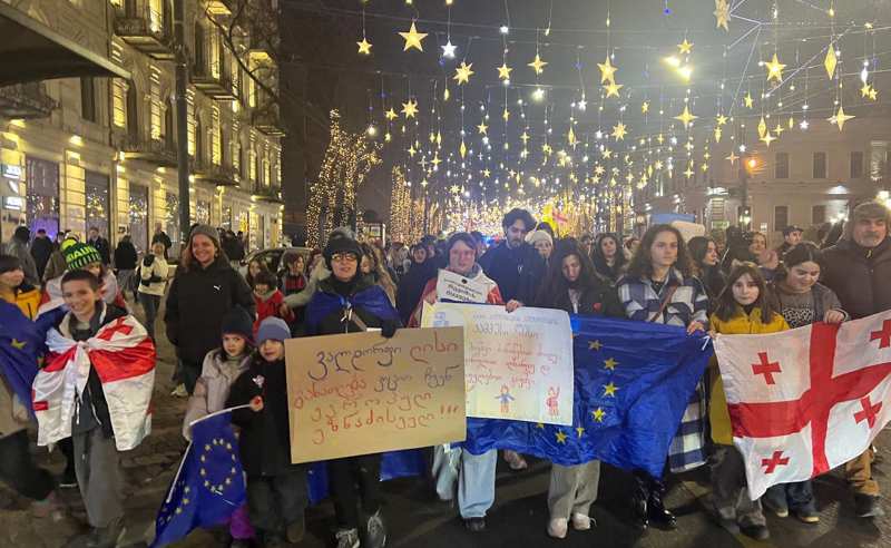"თავისუფლება სისტემის პატიმრებს" - "ვალდორფის" სკოლის მოსწავლეები მსვლელობას მართავენ