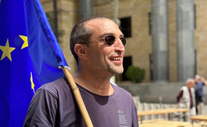 ნარკოტიკი ჩაუდეს და ციხეში გაუშვეს ექიმი, რომელიც ავადმყოფ დედას უვლიდა, დედა გარდაიცვალა - აქტივისტები