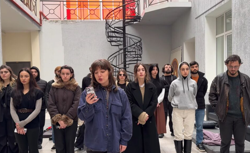 "ვიკავებთ უნივერსიტეტის ფოიეს ჩვენი მოთხოვნების დაკმაყოფილებამდე" - ბათუმის ხელოვნების სახელმწიფო უნივერსიტეტის სტუდენტები