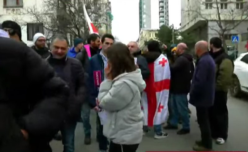 გაფიცულ მოქალაქეებს ე.წ. ტიტუშკები დაახვედრეს - პროტესტის მონაწილეებს კვერცხები ესროლეს 