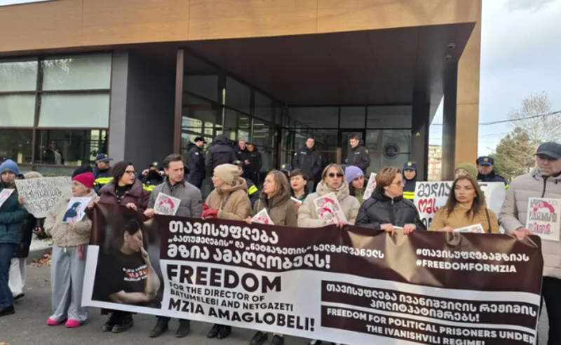 "თავისუფლება მზია ამაღლობელს, გათავისუფლდეს ირაკლი დგებუაძე" - ჟურნალისტების პროტესტმა პროკურატურასთან გადაინაცვლა