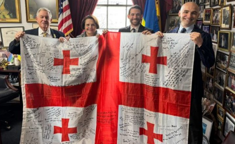 "აღფრთოვანებული ვარ ქართველი ხალხის გზავნილებით" - ჯო უილსონს საქართველოდან გაგზავნილი დროშა გადასცეს