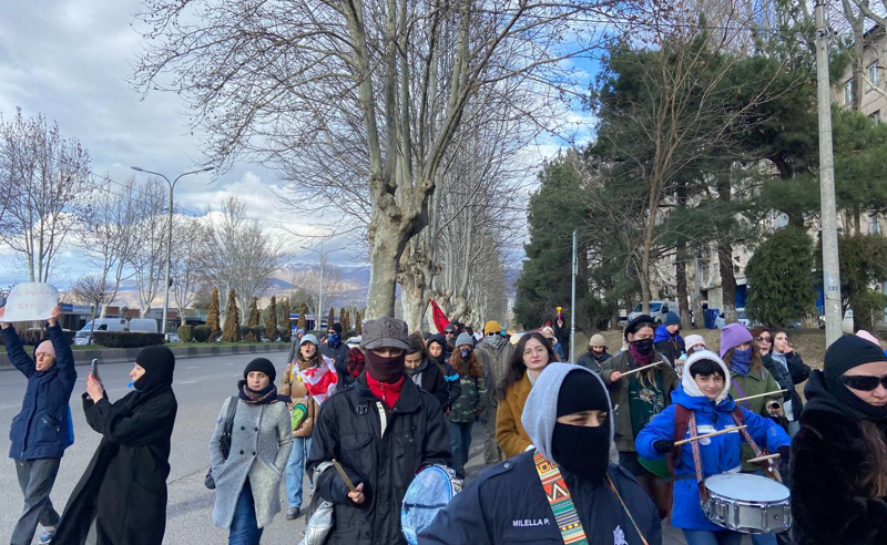 "უსამართლო სასამართლო" - მოქალაქეები მსვლელობით თემქის პოლიციის შენობასთან მიდიან