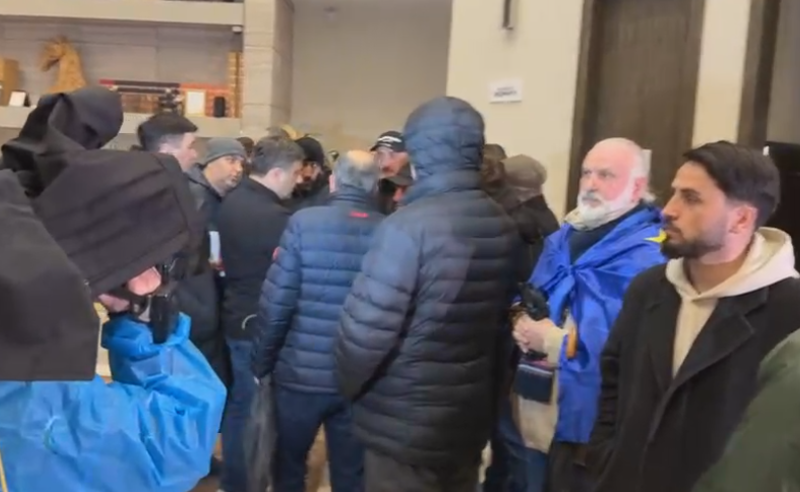 აქცია ბათუმის "შერატონში" - მოქალაქეები გახარიასა და ქორიძეზე თავდასხმის კადრების გადაცემას ითხოვენ 