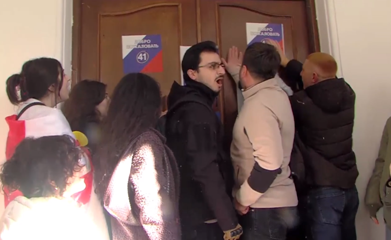 "არ დავუშვებთ, "ოცნების" წევრი, რომელიც მშვიდობიან აქტივისტებს მკვლელებს გვეძახის, რექტორად დაგვინიშნონ" - პროტესტი ბსუ-ში