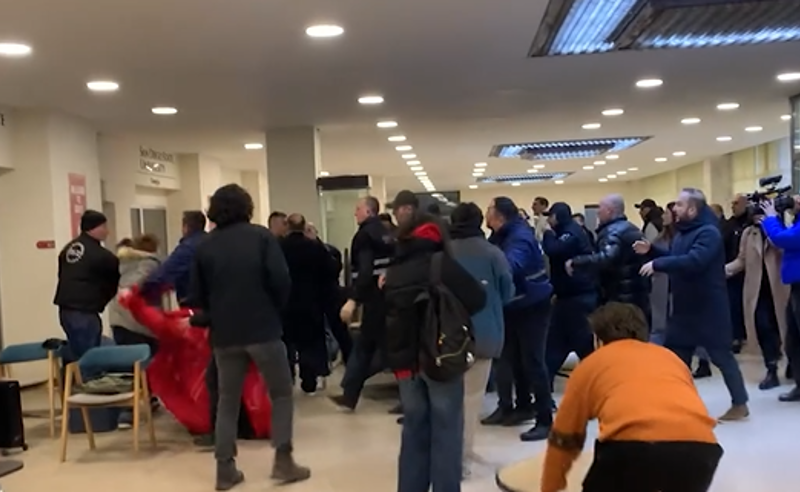 Tbilisi Dövlət Universitetinin imtahan otağında səs-küy yaranıb- Video