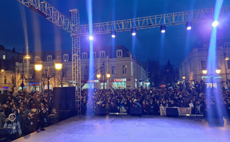 მსახიობების საპროტესტო მანიფესტი  დასრულდა - მოქალაქეები მსვლელობით რუსთაველის გამზირისკენ მიდიან