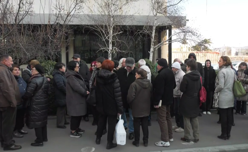 სოლიდარობის აქცია თბილისის მერიასთან - მოქალაქეები საჯარო მოხელეების მხარდასაჭერად იკრიბებიან
